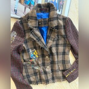 Chic Plaid Women's Blazer with Artistic Patch